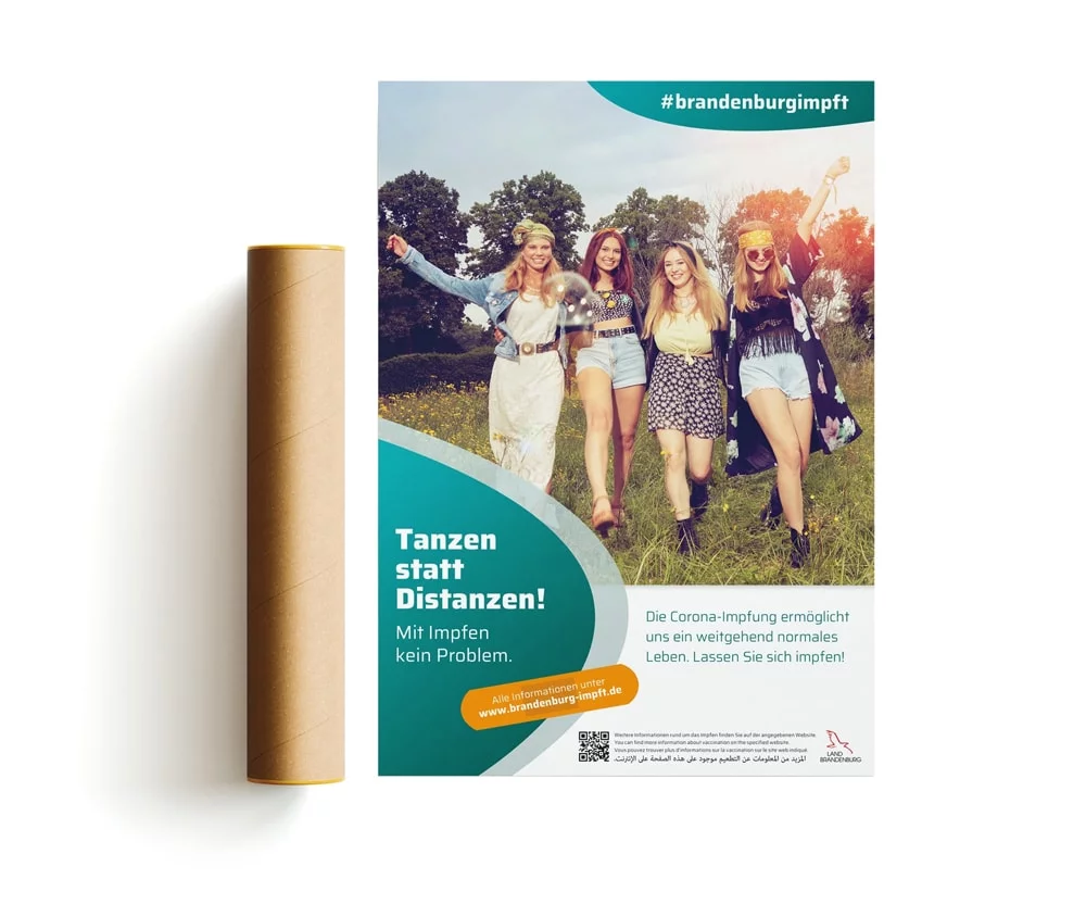 Mockup eines Plakates der Brandenburger Covid19 Impfkampagne mit dem Motiv "Tanzen statt Distanzen"