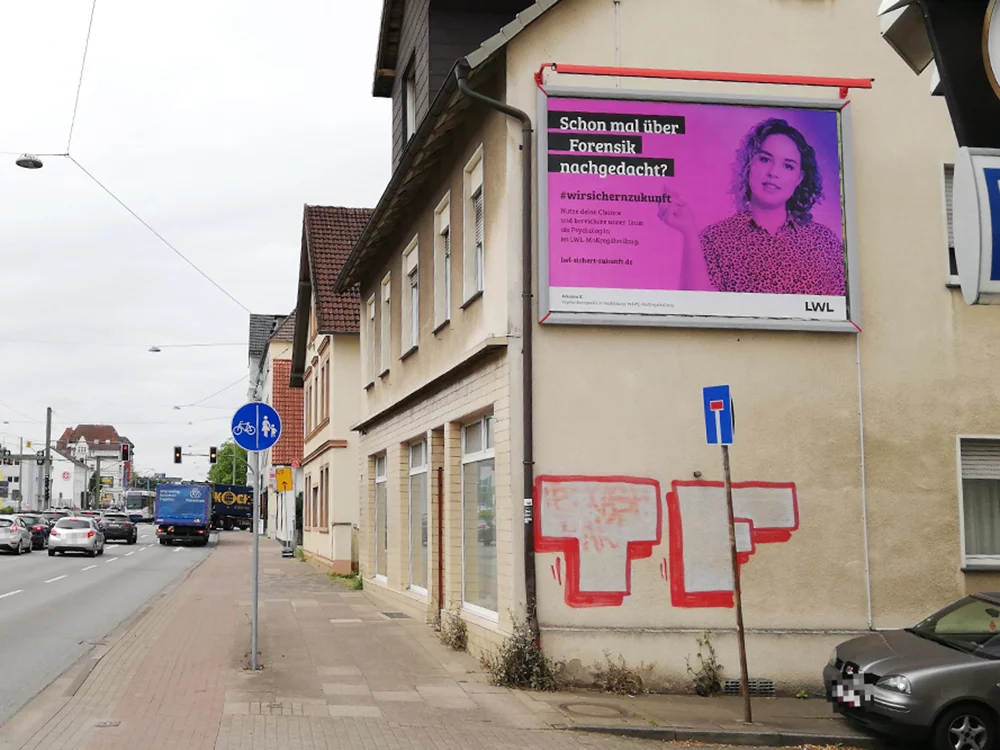 Out-of-Home-Werbung Plakatwand mit Kampagnenmotiv