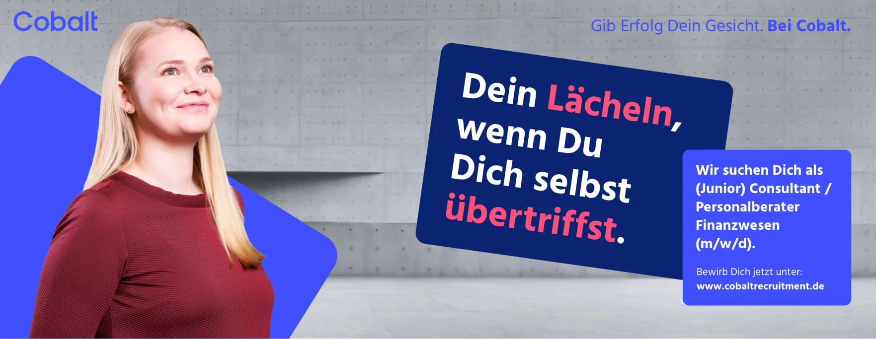 Eine glückliche Frau mit vor Freude strahlenden Augen