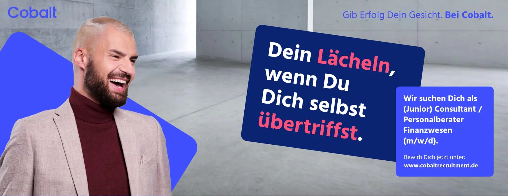 Ein lachender Mann im Jacket