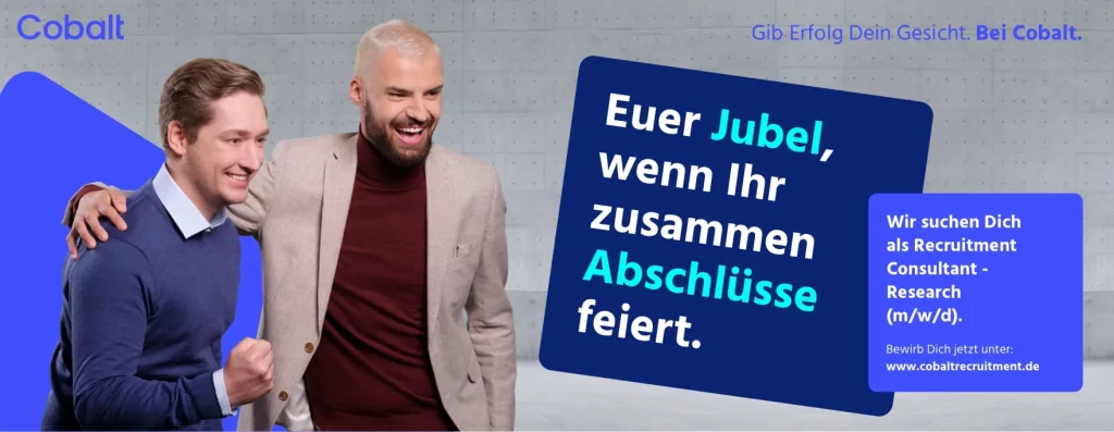 Zwei Kollegen, die sich umarmen und einen Erfolg feiern