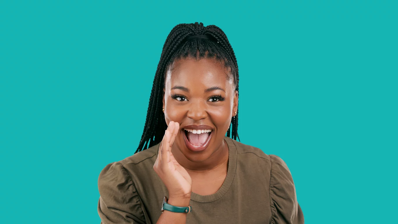 Brand Ambassadors eine Frau auf blauem Hintergrund die lächelt und die Nachricht verbreitet