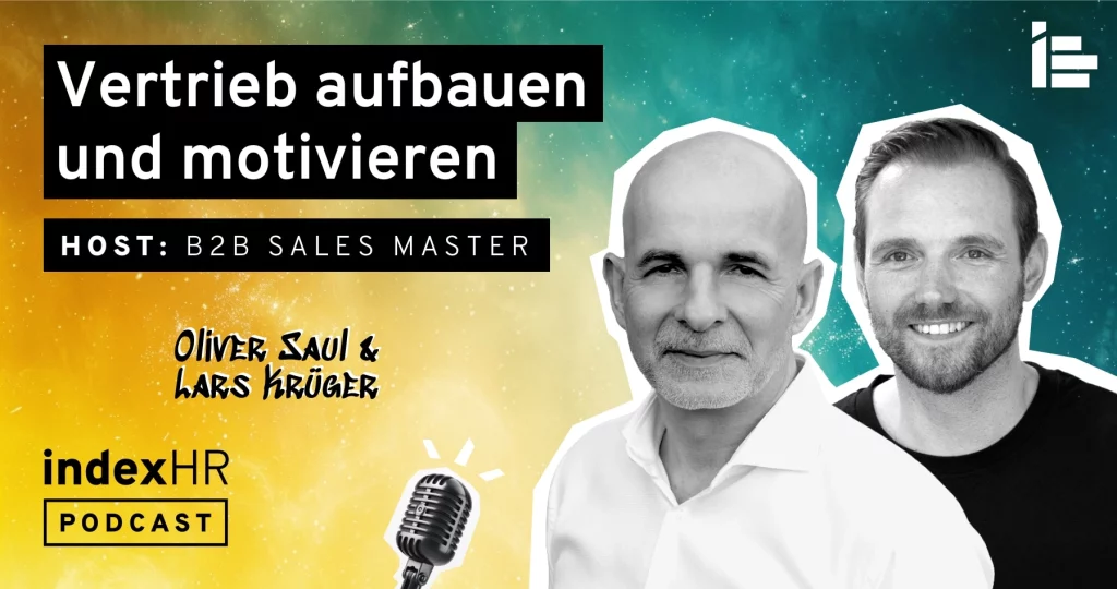 Eine Werbegrafik für den indexHR Podcast mit dem Titel „Vertrieb aufbauen und motivieren“. Die Gastgeber sind Oliver Saul und Lars Krüger. Der Host wird als „B2B Sales Master“ angegeben. Das Design der Grafik besteht aus den Porträts von Oliver Saul und Lars Krüger vor einem bunten Hintergrund in Grün- und Gelbtönen. Unten links ist ein Mikrofon-Symbol zu sehen, das den Podcast-Charakter der Serie unterstreicht.