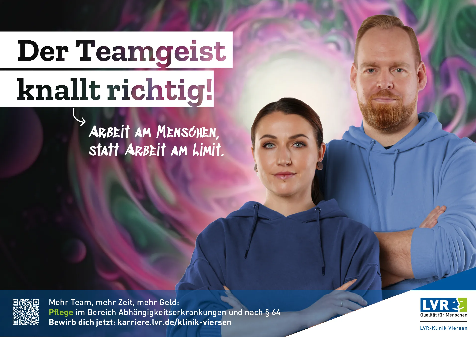 Nahaufnahme einer selbstbewusst lächelnden Pflegerin und Pfelegers vor einem abstrakten Hintergrund mit Lavalampen-Effekten. Text auf dem Bild: 'Der Teamgeist knallt richtig! Arbeit am Menschen, statt Arbeit am Limit. LVR-Klinik Viersen'.