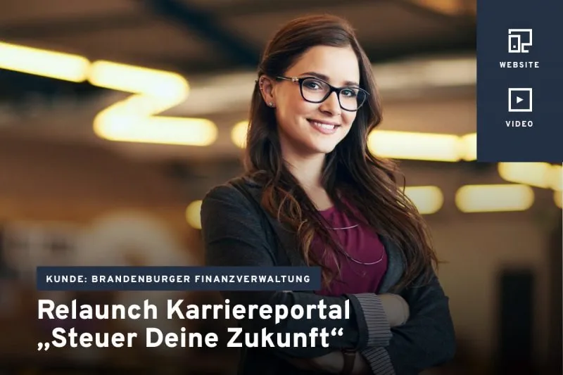 Junge Frau mit verschränkten Armen und Brille – Teaserbild für den Relaunch des Karriereportals „Steuer Deine Zukunft“.