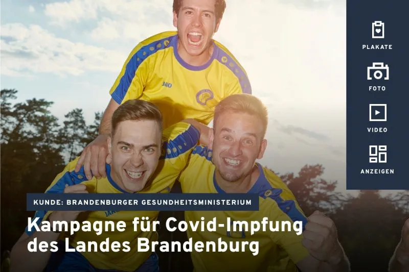 Gruppe von jungen Menschen jubelt – Teaserbild für die Covid-Impffkampagne des Landes Brandenburg.