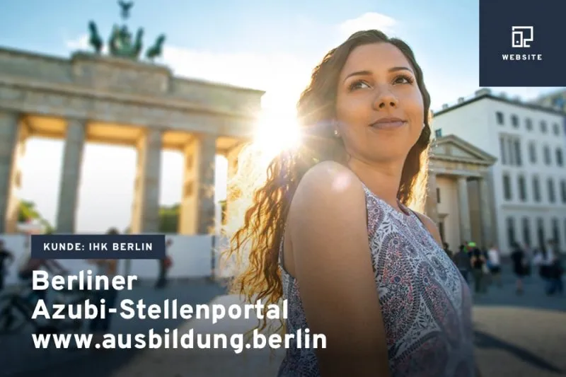 Junge Frau vor Brandenburger Tor – Teaserbild für das Berliner Azubi-Stellenportal www.ausbildung.berlin
