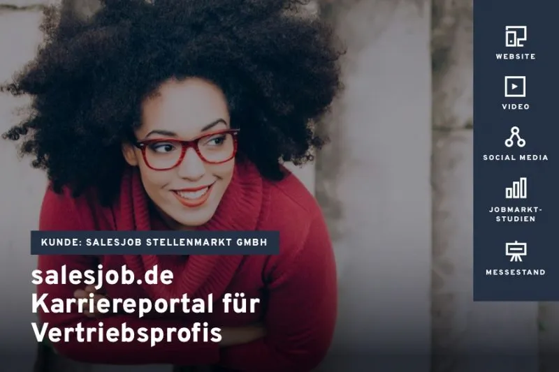Frau mit Locken und Brille lächelt – Teaserbild für „salesjob.de“, das Karriereportal für Vertriebsprofis.