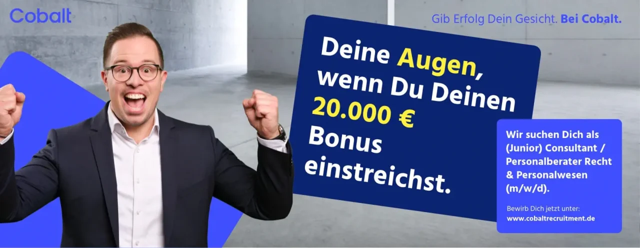 Ein Mann mit aufgerissenen Augen und jubelnder Armbewegung