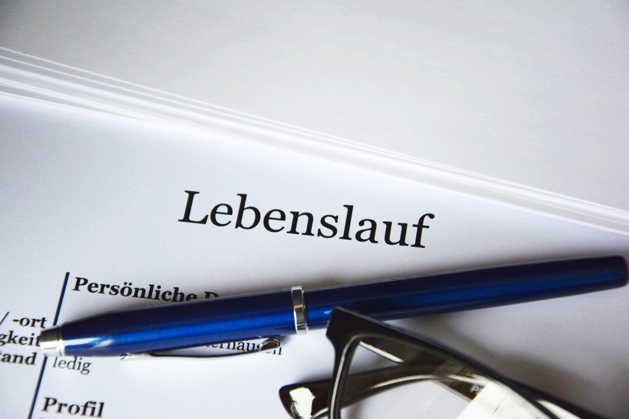 Der obere Teil eines Lebenslaufs auf dem ein Stift liegt