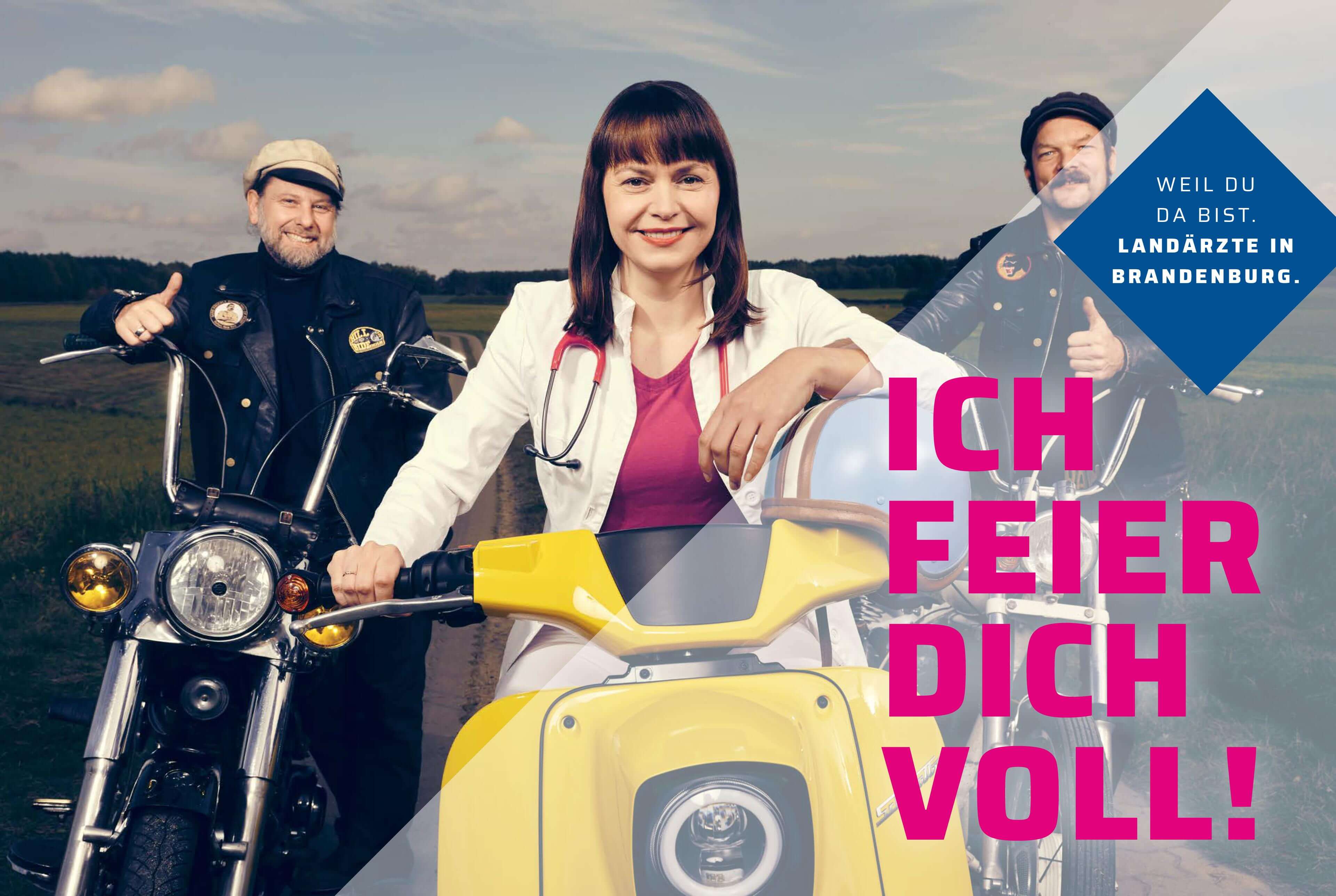 lächelnde Menschen auf Motorrädern