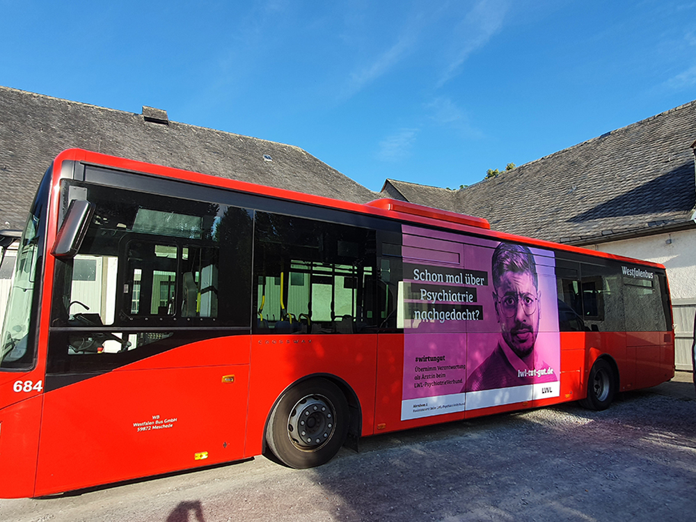 Out-of-Home-Werbung auf Bus mit Motiv zur LWL Personalmarketing-Kampagne