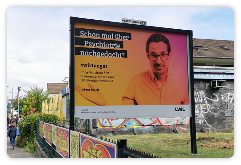 Out-of-Home-Werbung Plakatwand mit Kampagnenmotiv