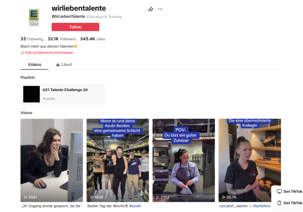 Screenshot der Social Media-Seite "WirLiebenTalente" auf einer Plattform, die auf Bildung und Training spezialisiert ist. Die Seite hat 32.1K Follower und 543.4K Likes. Der Text fordert dazu auf, mehr aus den eigenen Talenten zu machen. Es sind drei Videovorschauen sichtbar: eine junge Frau am Computer, eine Gruppe junger Menschen in einem Lager und eine Mitarbeiterin in einer Bäckerei. Jedes Video zeigt verschiedene Aspekte der Arbeitswelt und Talentförderung.