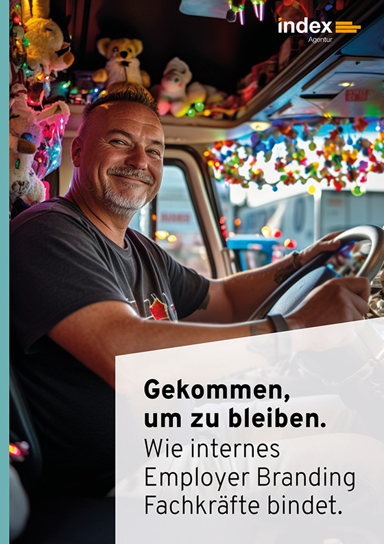 Titelseite des White Papers internes Employer Branding mit der Aufschrift "Gekommen, um zu bleiben. Wie internes Employer Branding Fachkräfte bindet.", lächelnder älterer Fahrer mit grauem T-Shirt am Lenkrad eines LKW und Logo der index Agentur